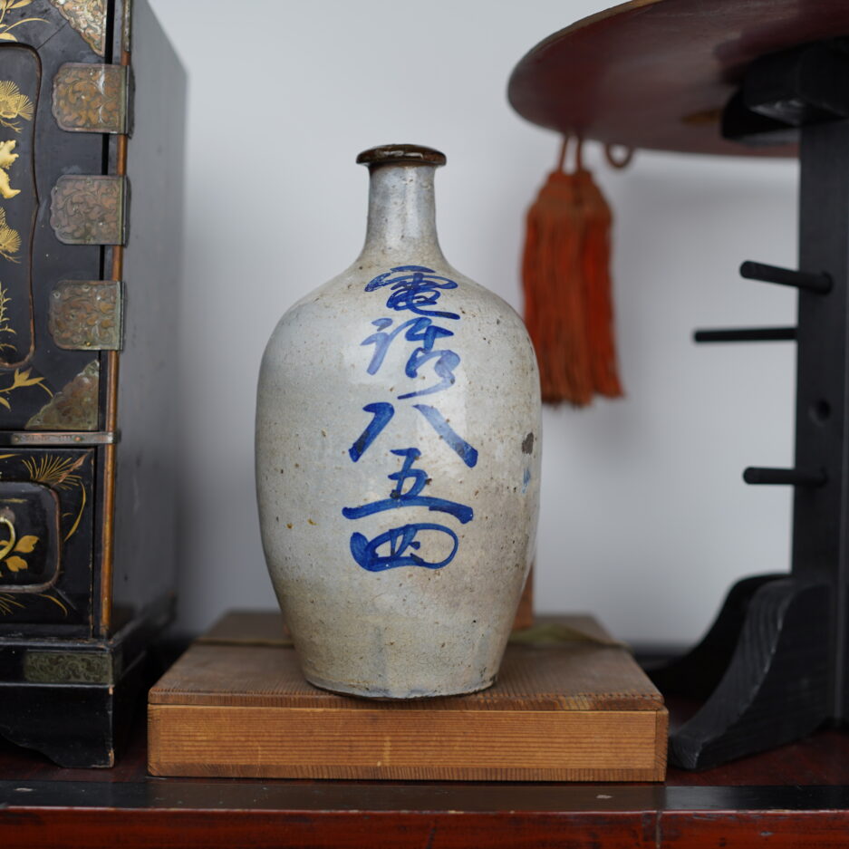 Bouteille à sake vintage Tokkuri kanji bleu japon décoration Luc Hedin Kogeiya
