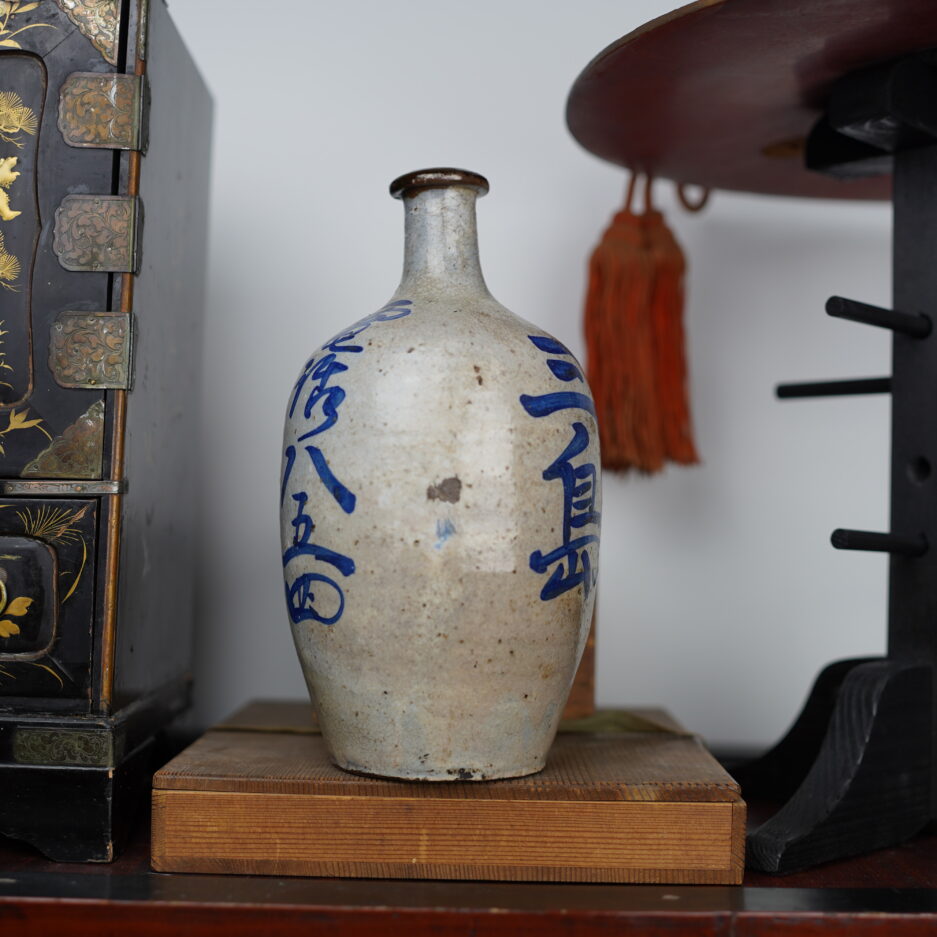 Bouteille à sake vintage Tokkuri kanji bleu japon décoration Luc Hedin Kogeiya
