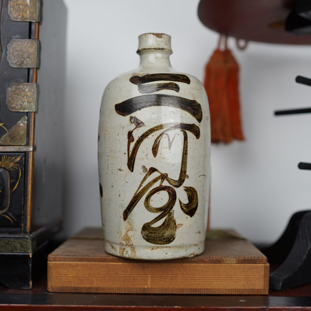 Bouteille à sake Meiji Japon XIXe s. Tokkuri kanji japon décoration Luc Hedin Kogeiya