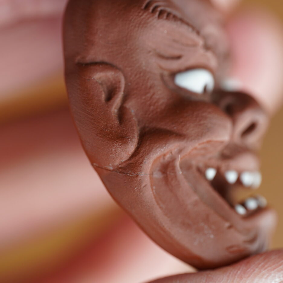 Netsuke japon masque démon en céramique